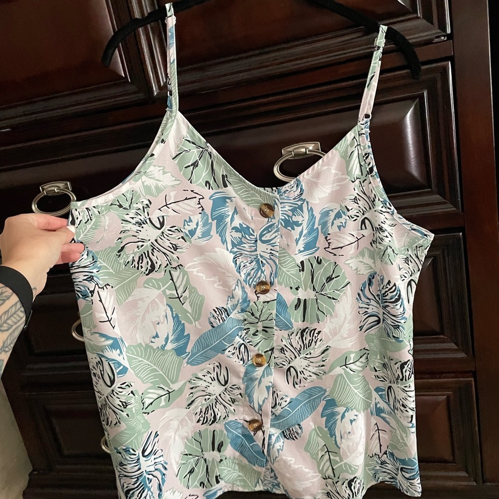 Flowy adjustable floral tank with buttons